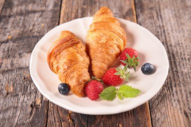 kruvasan ve çilek plaka üzerinde