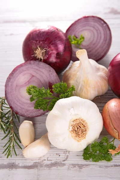 Frischer roher Knoblauch und Zwiebeln — Stockfoto