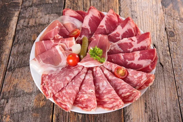 Teller mit Speck, Schinken, Salami — Stockfoto