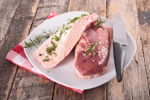 Carne de pato cruda — Foto de Stock