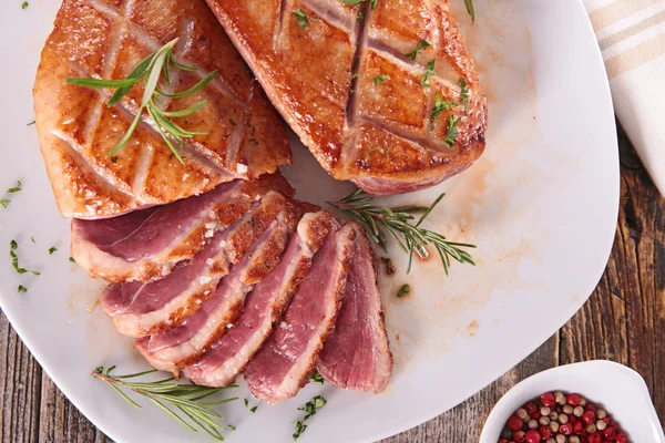 Carne d'anatra alla griglia — Foto Stock