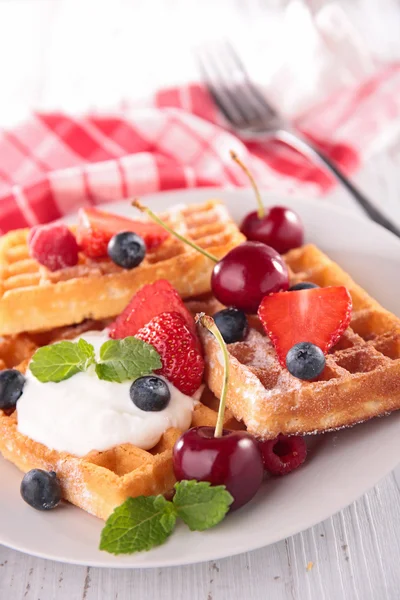 Waffle, krema ve çilek