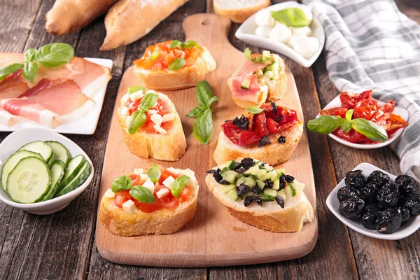 Surtido de bruschetta, canapé —  Fotos de Stock