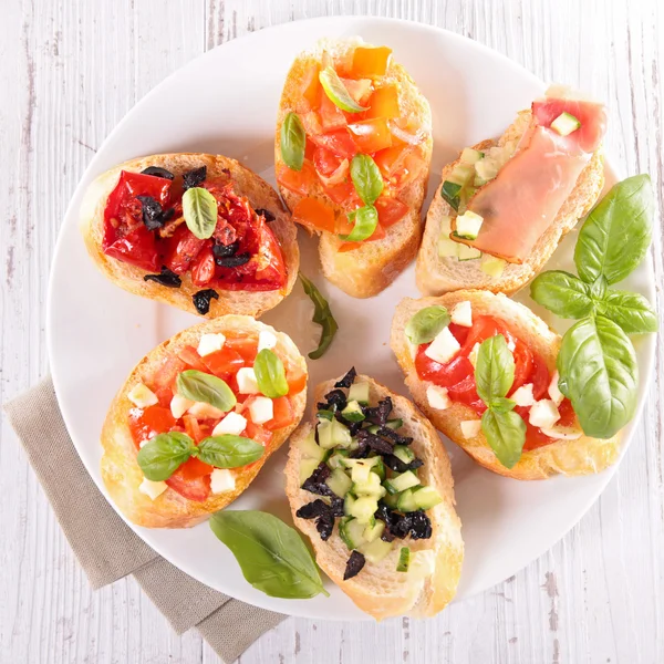 Surtido de bruschetta, canapé — Foto de Stock