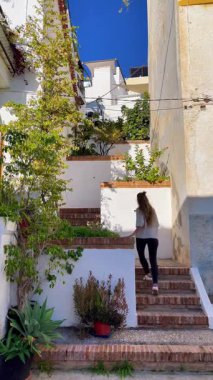 Kadın Endülüs 'ü ziyaret ediyor ünlü beyaz evler, Granada vilayeti, Salobrea. İspanya 'da seyahat