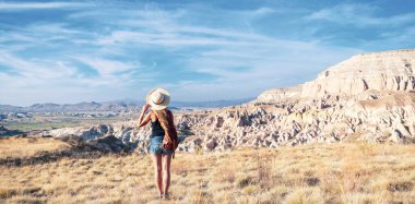 Kırsal kesimde gezgin kadın, macera, yolculuk, yolculuk konsepti