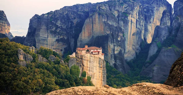 Yunanistan 'da Meteora kayaları ve manastırı olan dağ manzarası