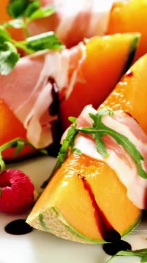 Jambon ve meyveli kavun dilimleri.
