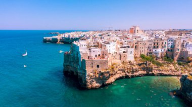 İtalya 'daki Puglia sahilinin havadan görünüşü, Poligano a Mare' de seyahat yeri.