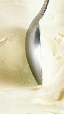 Krem peynir servis eden kaşığa yaklaş.
