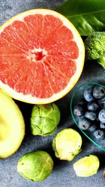 Meyveli, sebzeli, fındıklı, dikey videolu sağlıklı yiyecek seçimi