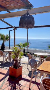 Sahildeki restoran masası, dikey video.