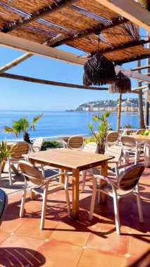 Sahildeki restoran masası, dikey video.