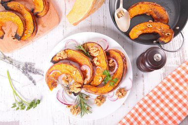 Fırında kabak ve otlar