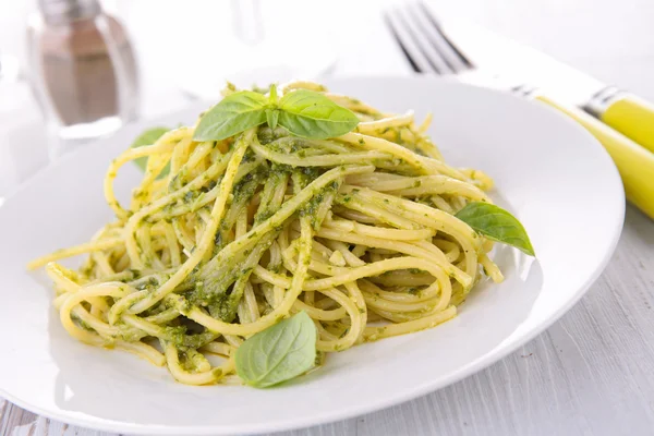 Spaghetti e salsa di pesto — Foto Stock