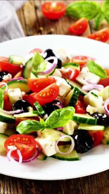 Karışık sebze salatası, domates, salatalık, zeytin ve peynir.