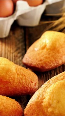 Ahşap arka planda Madeleine keki