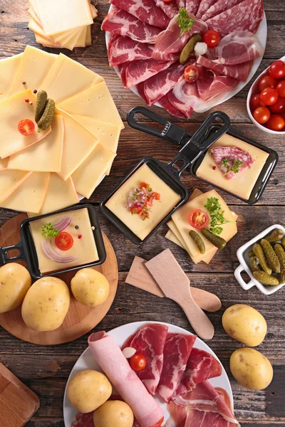 Raclette jantar e ingredientes — Fotografia de Stock