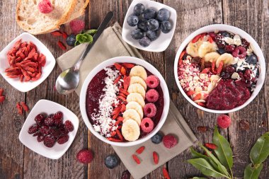 Meyve suyu ile sağlıklı kahvaltı