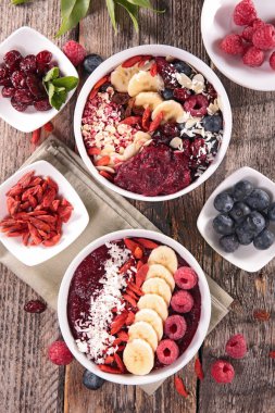 Meyve suyu ile sağlıklı kahvaltı