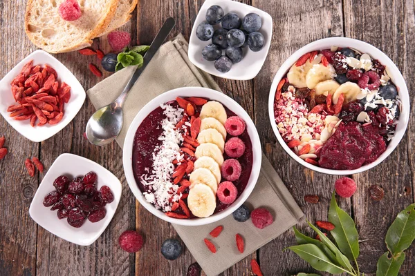 Café da manhã saudável com smoothie de frutas — Fotografia de Stock