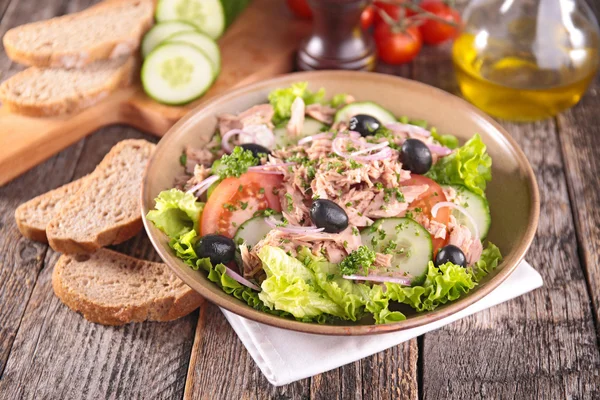 Vegetable salad with tuna — Stock Photo, Image