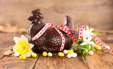 Paskalya tavuğu ve kırmızı kurdeleli yumurta.