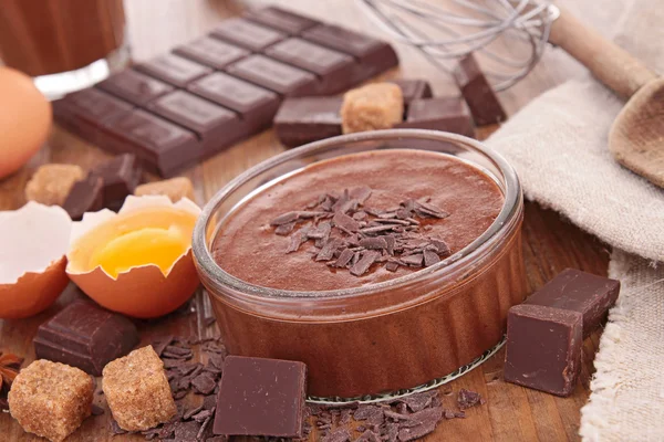 Chocolate mousse with ingredients — Stock Photo, Image