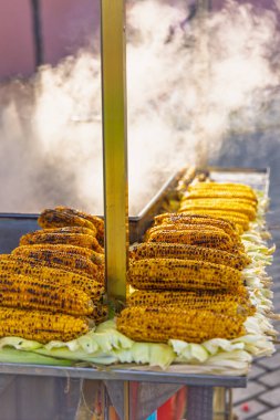 Sokak yemekleri, sokağın ortasında ızgara mısır koçanları.
