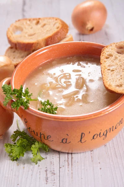 Луковый овощной суп — стоковое фото