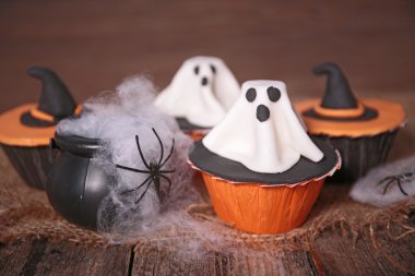 Komik Cadılar Bayramı cupcakes