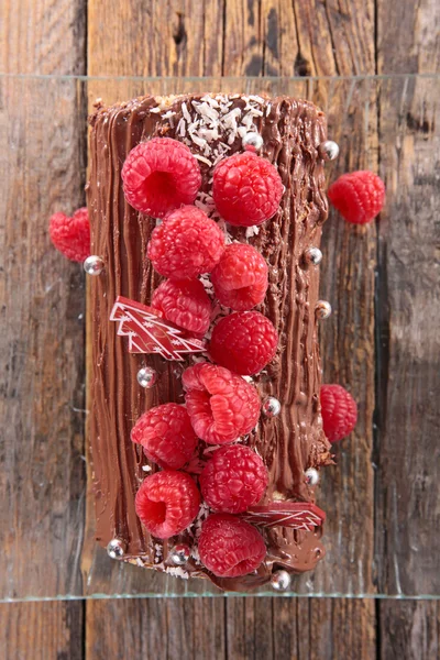 Christmas log with raspberries — 스톡 사진