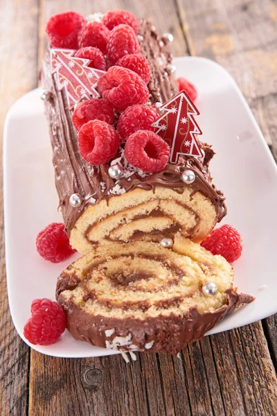 Christmas log with raspberries — Stock Photo, Image