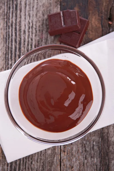 Crème au chocolat dans un bol — Photo