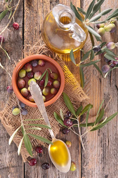 Olive fresche e olio d'oliva — Foto Stock