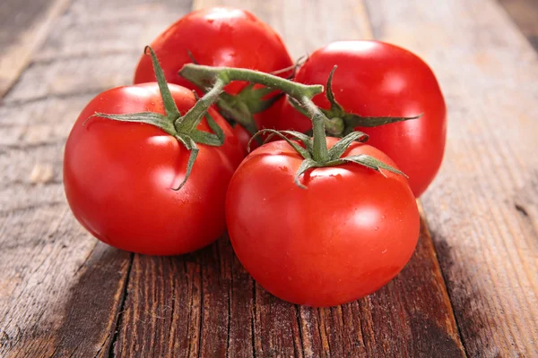 Rote frische rohe Tomaten — Stockfoto