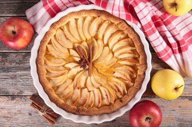 Taze ev yapımı elmalı turta