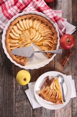 Taze ev yapımı elmalı turta