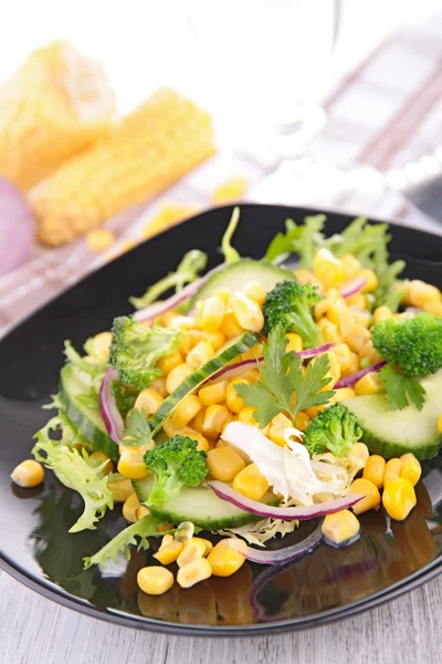 Ensalada de verduras con maíz —  Fotos de Stock