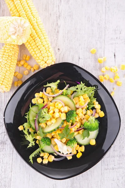 Ensalada de verduras con maíz —  Fotos de Stock