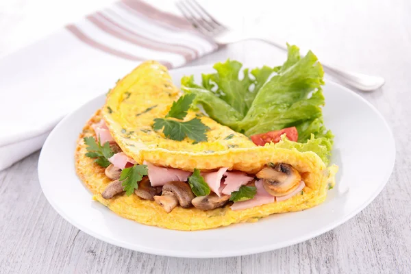 Omelet with ham and salad — Stock Photo, Image