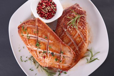 Kızarmış ördek eti