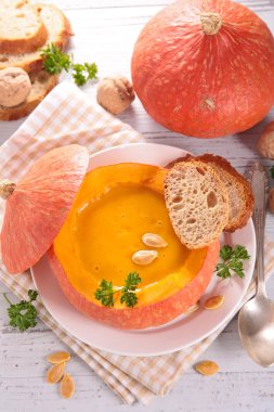 ekmek ile kabak çorbası