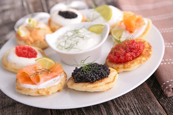 Canapé variado com caviar e salmão — Fotografia de Stock