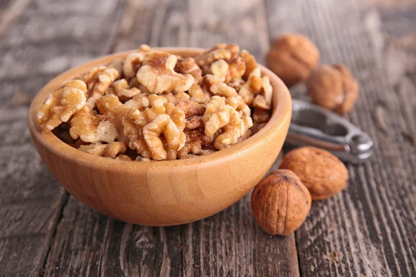 Орехи в деревянной чаше — стоковое фото