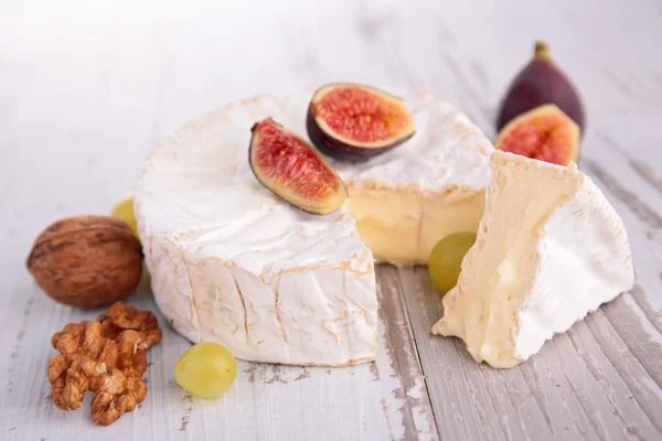 Camembert kaas met vijgen en noten — Stockfoto