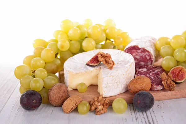 Camembert kaas, druiven en salami — Stockfoto