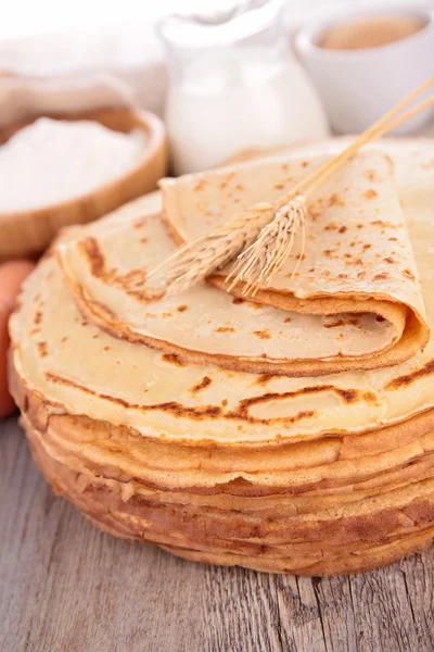 Crêpes, Pfannkuchen und Zutaten — Stockfoto