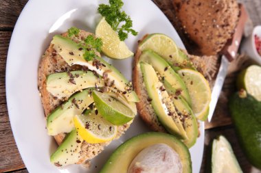 Vejetaryen avokado sandviç