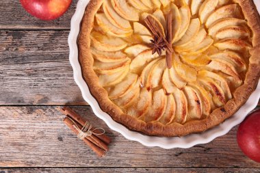 Klasik, geleneksel elmalı turta